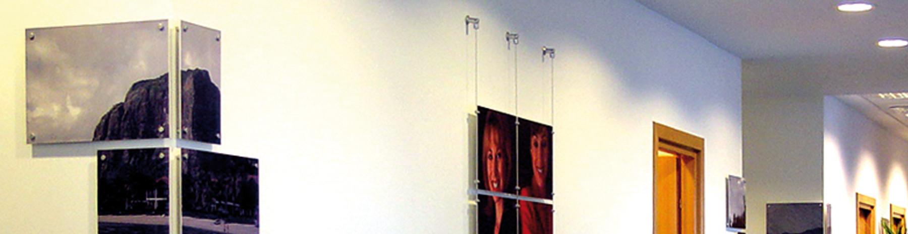Colonne porte-affiche en Plexiglas Verticale - Accessoires d’Affichage - Altumis