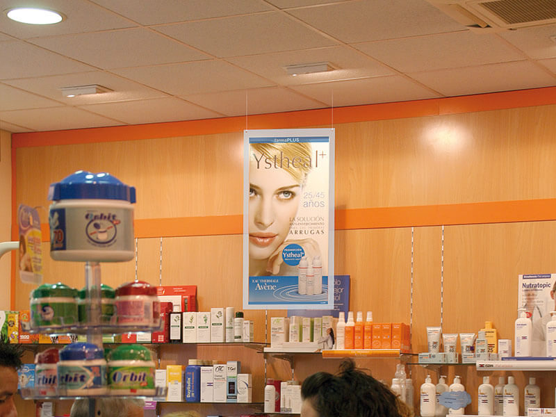 Affiche publicitaire dans une pharmacie